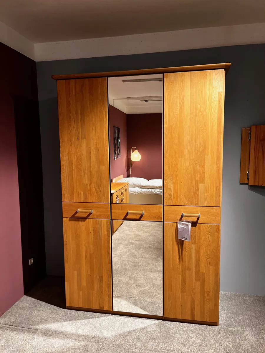 Kleiderschrank mit Zubehör